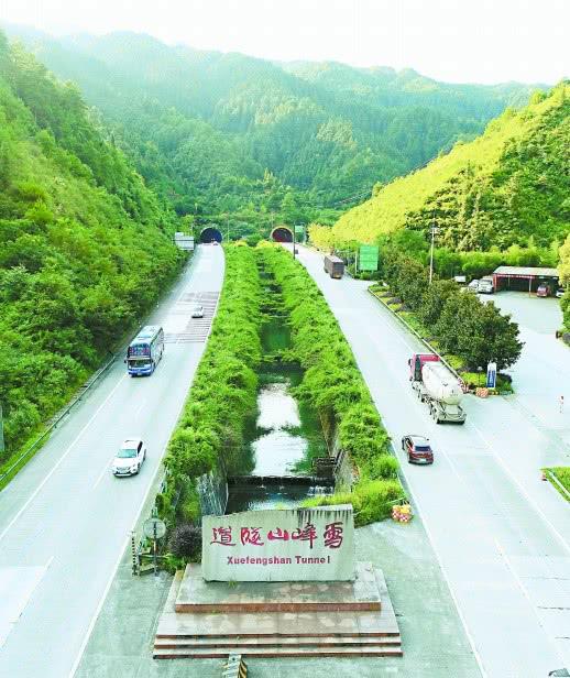 8月1日,来往车辆穿行邵怀高速雪峰山隧道.湖南日报记者徐行摄