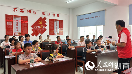 交通安全和垃圾分类知识宣讲青少年实践活动。吴茜薇摄