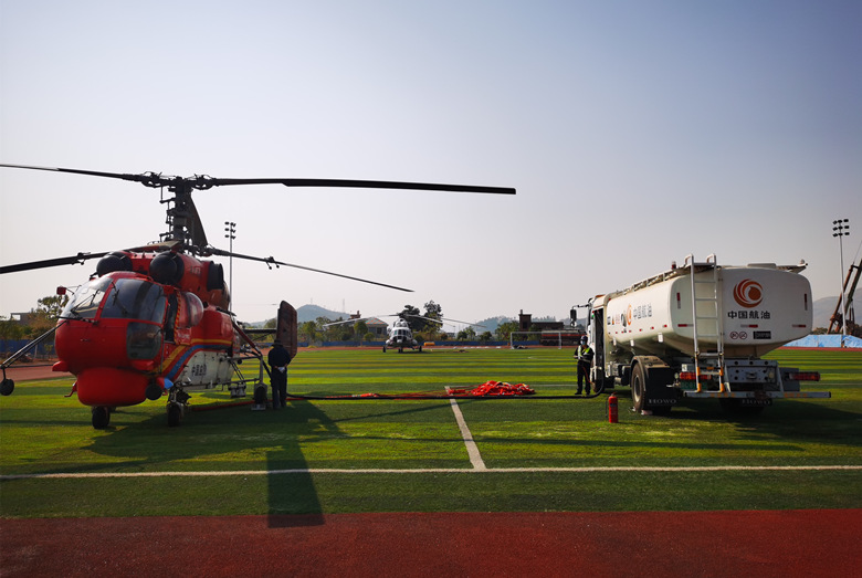 航油加油车在给直升机加油。受访单位供图