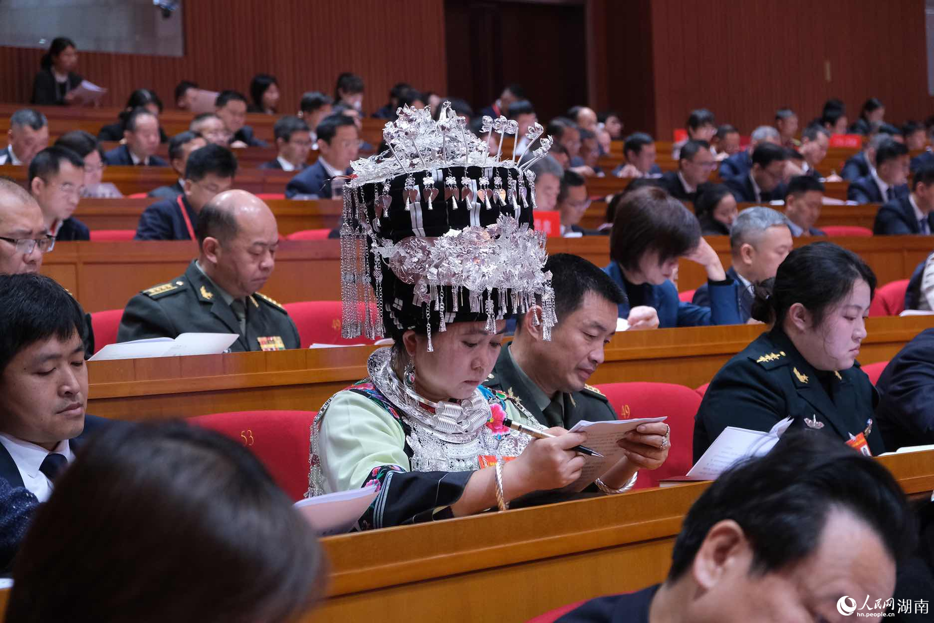 代表认真听取报告。人民网记者 向宇摄